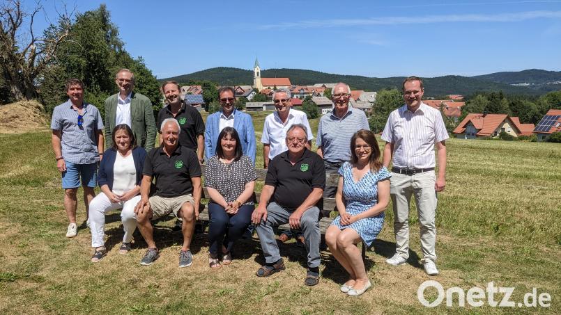 Der SC Weiding ist stolz auf seine Sportanlage und die engagierten Mitglieder. Die Leistungen wurde auch von den Ehrengästen entsprechend gewürdigt. Im Bild (vordere Reihe von links MdB Marianne Schieder, Vorsitzender Josef Hellerbrand. stellvertretende Landrätin Birgit Höcherl, Ehrenvorstand Josef Betz, MdB Martina Engelhart-Kopf, (hintere Reihe von links) Bürgermeister Gerald Reiter, Stadlern, MdL Alexander Flierl, zweiter Vorsitzender Engelbert Horn, Bürgermeister Manfred Dirscherl, Weiding, Bürgermeister Ludwig Prögler, Tiefenbach, Schirmherr und Ehrenmitglied Erich Schlicker sowie Kreisrat Tobias Ehrenfried. Bild: eib