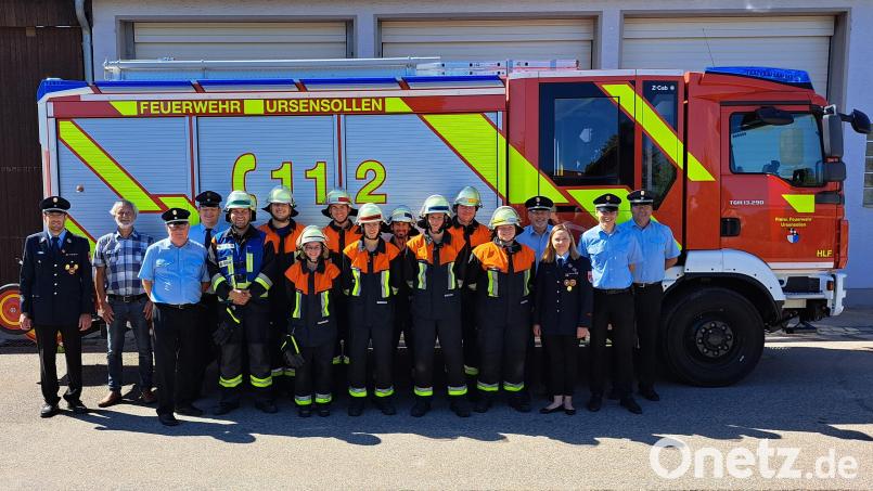 Freuen sich über die bestandene Leistungsprüfung (von links): Stellvertretender Kommandant Bernhard Graml, Ursensollens Zweiter Bürgermeister Norbert Mitlmeier, Ausbilder Dietmar Miche, Kassier Simon Streher, Markus Fuchs, Hendrik Kahle, Stefanie Michel, Simon Huber, Lukas Sperber, Robert Graml, Franz Brunner, Thomas Schneider, Saskia Landgraf, Schiedsrichter Jürgen Ehrnsberger, Ausbilderin Elisabeth Streher sowie die Schiedsrichter Dominik Ernst und Helmut Braun. Bild: egl