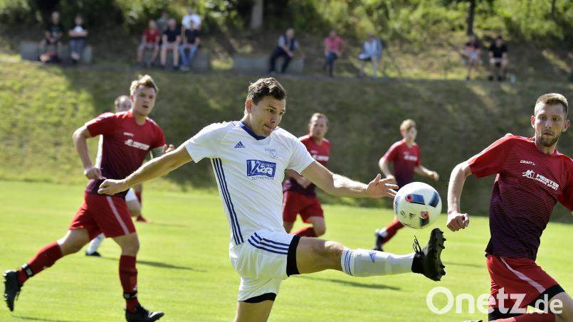 Der Schnaittenbacher Spielertrainer Ralph Egeter (vorne) ist vor seinem Hirschauer Gegenspieler am Ball. In der vergangenen Saison gewann der TuS das Heimspiel gegen den Nachbarn mit 2:0. Archivbild: Hubert Ziegler