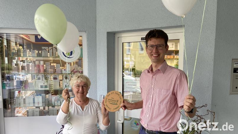 Helma Koch gründete vor 25 Jahren die Apotheke in der Fröschau. Heute stellt sich Falk S. Glamsch den aktuellen Herausforderungen, die an eine Vollapotheke gestellt werden. Bild: mfh
