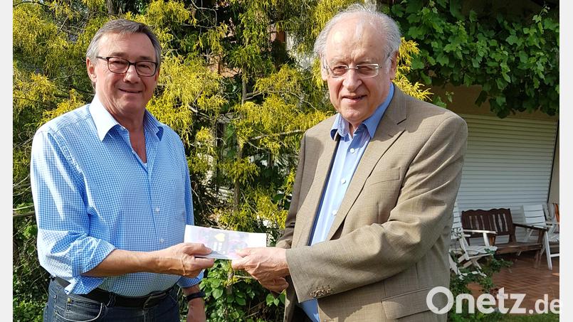 Vorsitzender Michael Hösl (links) bedankt sich im Vorfeld der Versammlung bei Wilhelm Narnhammer für dessen Verdienste um das Volksbildungswerk Oberviechtach-Schönsee. Bild: Michael Hösl/exb