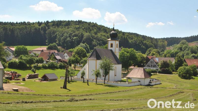Die Filialkirche St. Magdalena mit Blick auf einen Teil der Ortschaft Götzendorf. Bild: no