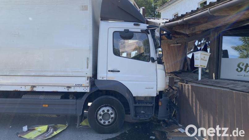 Am Haidweiher ist dieser Mercedes-Lkw in den Anbau einer Gaststätte gekracht. Bild: Polizeiinspektion Amberg