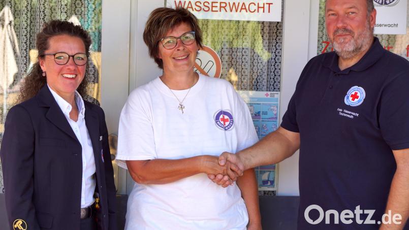 Kreisvorsitzender Thomas Mauersberger war nach der reibungslosen Wahl erleichtert, dass die Ortsgruppe wieder eine funktionsfähige Führungsmannschaft besitzt. Er und Peggy Mothes-Bayerl (links) gratulierten und dankten Michaela Wirner (Mitte) für die übernommene Verantwortung. Bild: bkr