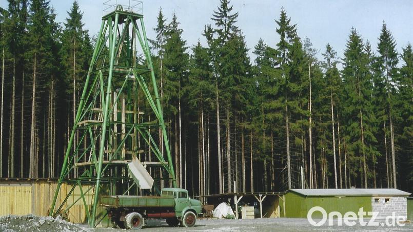 Der Förderturm der Grube Höhenstein. Sie lag nördlich der Ortschaft Poppenreuth (Landkreis Tirschenreuth) am Waldrand. 1977 wurde der Untersuchungsschacht niedergebracht. Ende der 1980er Jahre wurde die Grube stillgelegt. Archivbild: Ferdinand Wagner