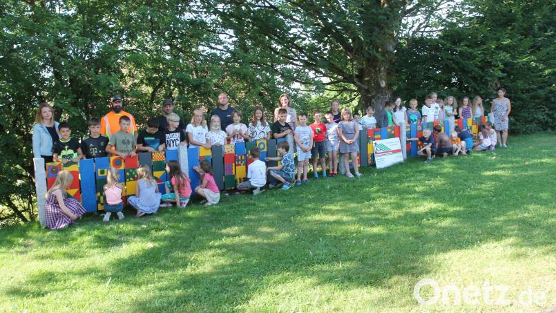 Bei der &quot;Aktion Maler&quot; beweisen die Grundschüler ein ruhiges Händchen beim Gestalten des Zauns. Bild: pi