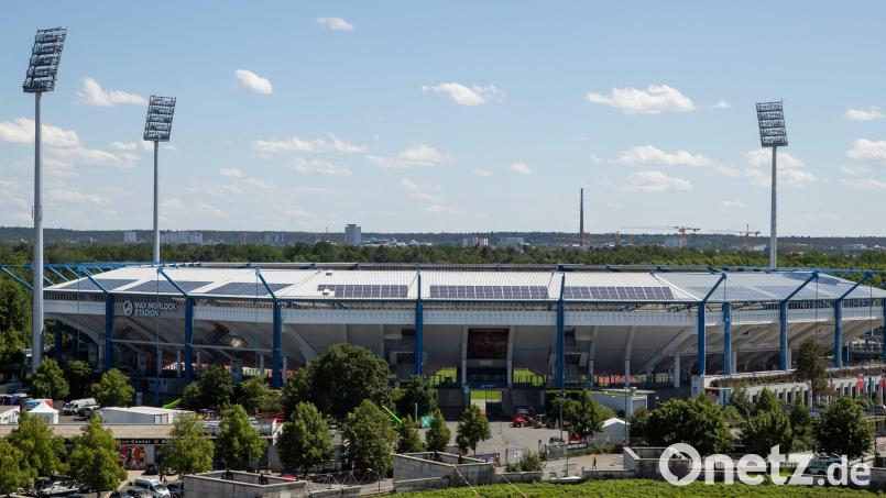Das Max-Morlock-Stadion in Nürnberg ist für Besucher der Heimspiele im VGN-Gebiet auch künftig kostenlos mit Bus und Bahn zu erreichen. Archivbild: Daniel Karmann/dpa