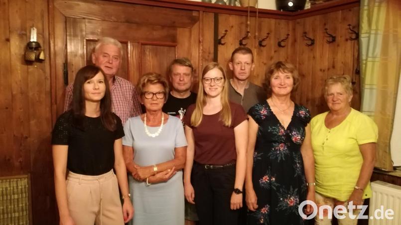 Gerlinde Janker (Zweite von rechts) führt weiterhin den SPD-Ortsverein Leuchtenberg. Stellvertreter ist Martin Reil (Vierter von links), Schriftführerin Bianca Wörle und Kassier Josef Zitzmann (von links). Bild: bey