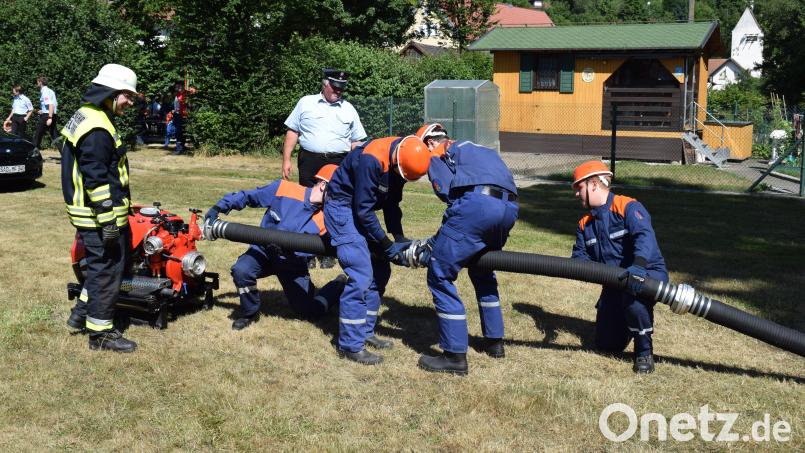 Der Aufbau einer Saugleitung gehört zum Grundwissen jedes Feuermitglieds. Als Schiedsrichter beobachtet Karl Striegl jeden Handgriff. Bild: bnr