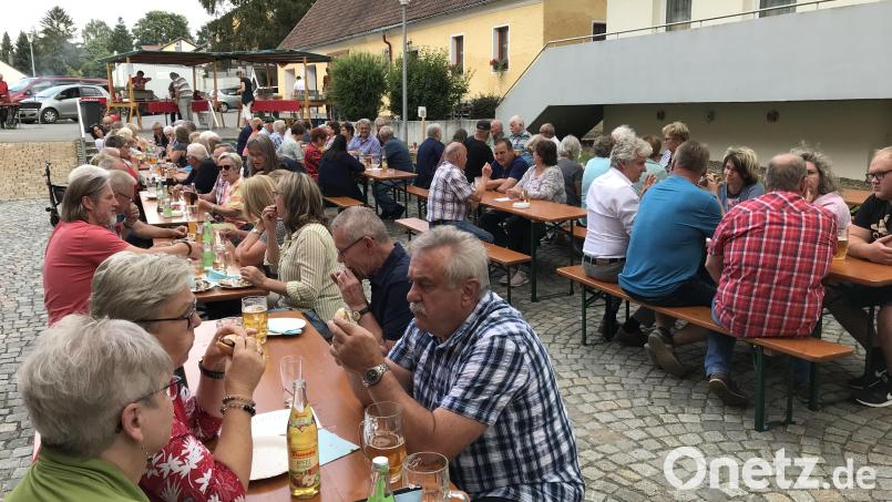 Die Flosser SPD hat auf dem Rathausvorplatz mit Freunden ihr Sommerfest gefeiert. Bild: Eichl