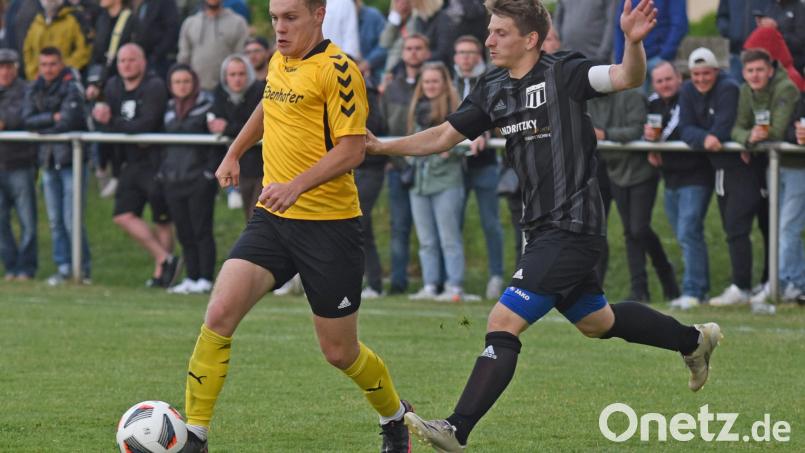 Mit dem Schlagerspiel gegen Bezirksliga-Absteiger FC Tirschenreuth startet der TSV Konnersreuth am Freitag in die neue Kreisliga-Saison. In der vergangenen Saison verpassten die Konnersreuther als Vizemeister den Aufstieg. Das Bild zeigt eine Szene aus dem mit 3:5 nach Elfmeterschießen verlorenen Relegationsspiel gegen den SV Poppenreuth (rechts der Konnersreuther Jonas Baumgärtner). Bild: Gebert
