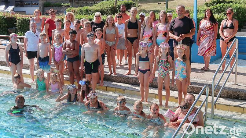 Ein beliebtes Angebot der Wasserwacht Friedenfels ist das allwöchentliche Schwimmtraining. Claudia Paukner (stehend, Zweite von links) und Tanja Tretter (stehend, rechts) sowie weitere Mitglieder betreuen dabei jeweils bis zu 40 Kinder. Bild: bsc