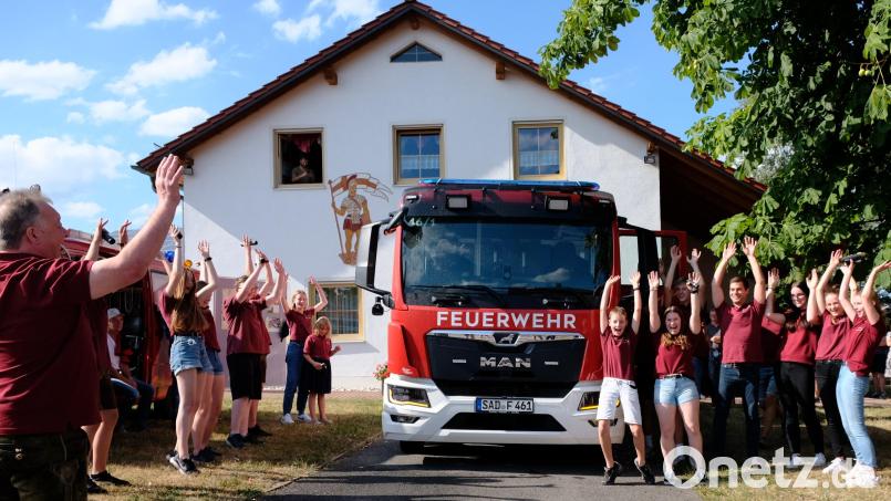 Die Freude über das neue Fahrzeug der Feuerwehr Frotzersricht war groß, als es in Empfang genommen werden konnte. Bild: mab