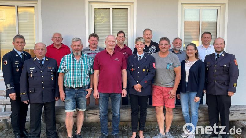 Im dritten Anlauf findet die Feuerwehr Michldorf mit Harald Dirnberger (Sechster von links) einen neuen Vorsitzenden. Bild: fz