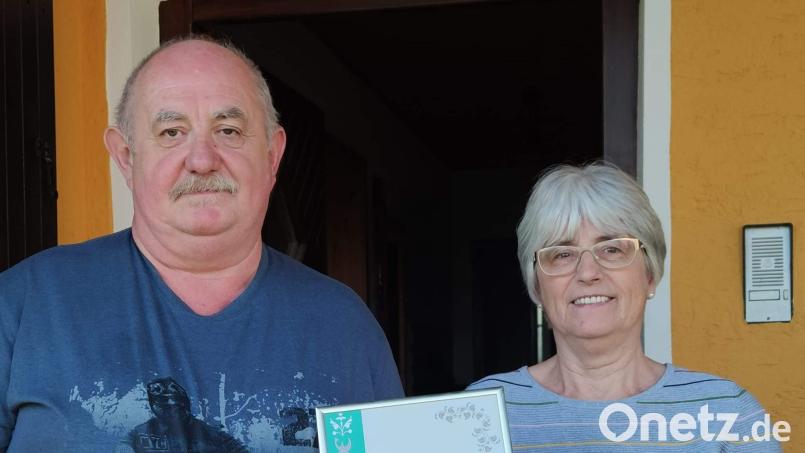 Bei der DVV-Bezirksversammlung wurden die Hirschauer Wanderfreunde für 50-jährige Mitgliedschaft im Deutschen Volkssportverband geehrt: Vorsitzender Christian Renner und stellvertretende Vorsitzende Christa Kindzorra. Bild: u