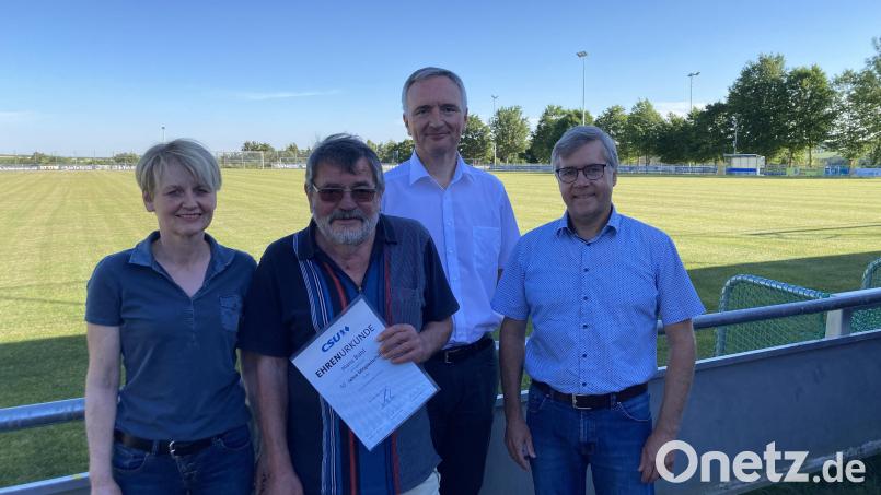 Hans Babl (Zweiter von links) ist seit 50 Jahren bei der CSU. Dazu gratulierten (von links) Sabine Müller, Harald Schwartz und Klaus Hernes. Bild: CSU-Ortsverband Ensdorf/exb