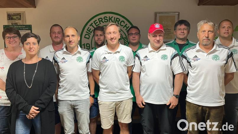 Mit einer bewährten Crew darf der wiedergewählte Vorsitzende Robert Becher (Zweiter von rechts) seine nun neunte Amtszeit angehen. Bild: Robert Becher/exb