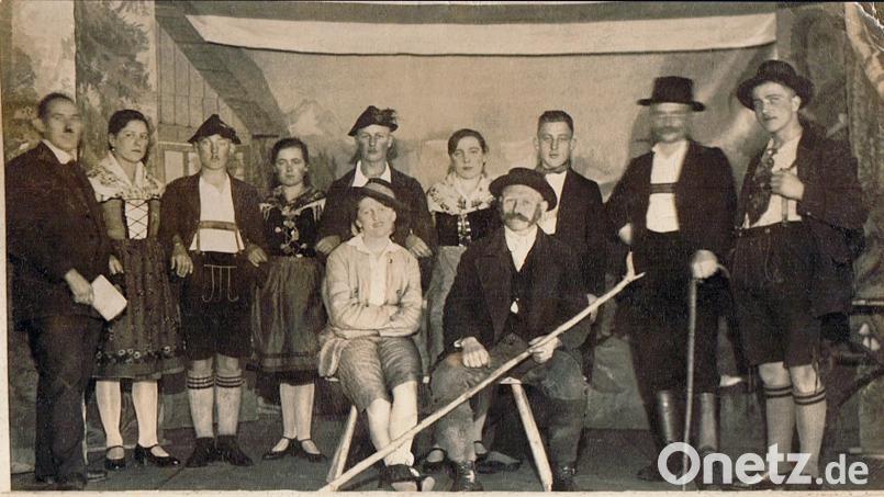 Ein 100 Jahre altes Foto der Theater-Aufführung von „Die Buama-Deandl“ mit (stehend, von links) 
Georg Hautmann (Regisseur und talentierter Kulissen-Maler, nach dem Krieg Bürgermeister von Mehlmeisel), Anna Hautmann (ging nach Waidhaus und Beilngries), Johann Glaser (ging nach Thüringen), Margareth Völkl (ging nach Nordrhein-Westfalen), Josef Pöllmann (später Forstamt Wunsiedel), Margareth Nickl, Großmutter des Landtagsabgeordneten Martin Schöffel (heiratete zur Familie Schöffel in Röslau), Michael Nickl (ging nach Hengersberg), Josef Köstler (führte einen Spengler-Betrieb in Mehlmeisel) und Christof Sebald (ging nach Coburg). Vorne sitzen Anna Pscherer (Wirtstochter) und Leopold Prechtl (blieb in Mehlmeisel). Repro: Josef Wiche/exb