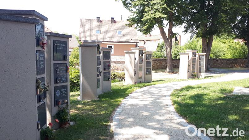 Am Friedhof in Waldsassen sind bereits entlang eines neu angelegten Weges beim sogenannten &quot;unteren Eingang&quot; Stelen für Urnen aufgestellt worden. Jetzt sollen dort weitere platziert werden, beschloss der Stadtrat. Bild: pz