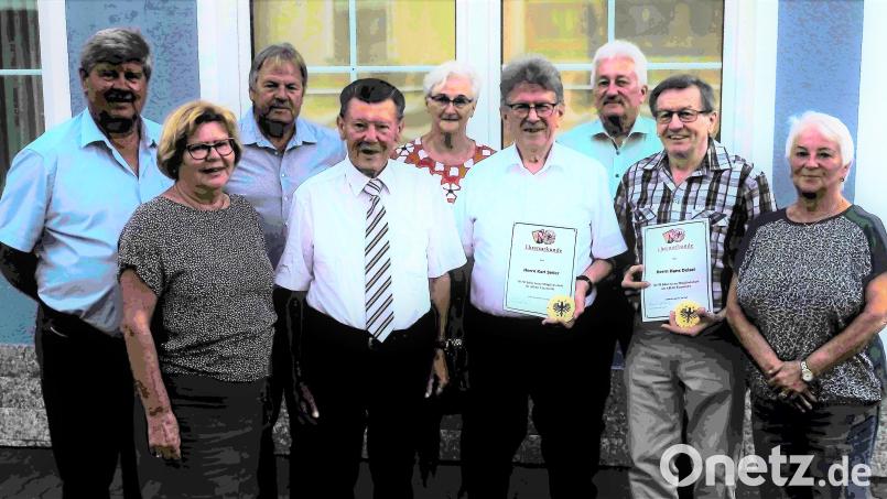 Der Vorstand des AMC Etzenricht blickt zuversichtlich in die Zukunft. Vorsitzender Karl Seiler (Vierter von rechts) und Stellvertreter Hannes Deisel (Zweiter von rechts) sind für 50 Jahre Mitgliedschaft im Ortsverband geehrt worden. Bild: wlr