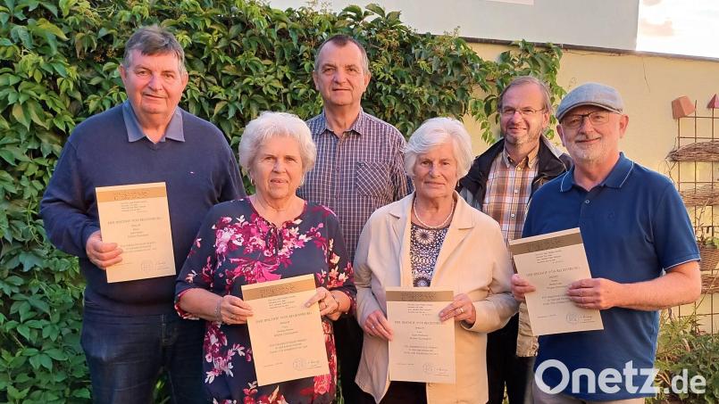 Der Diözesanbischof ehrt verdiente Sängerinnen und Sänger des Kirchenchors. Pfarrer Thomas Stohldreier und Chorleiter Wolfgang Ziegler heben deren Engagement heraus. Vorne von links: Josef Ziegler, Karin Hochwart, Monika Steiner und Martin Gold. Bild: fz