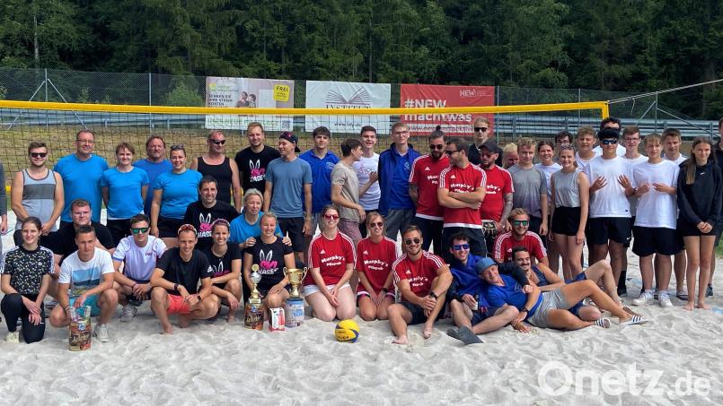 Die &quot;Skihasen Flossenbürg&quot; (vorne, Mitte) gewinnen das Beachvolleyballturnier vor „TSV Fußball Erste“ (vorne rechts von den Skihasen) und „Nimm du i hobn sicher“ aus Waldthurn (vorne links von den Skihasen). Bild: cro