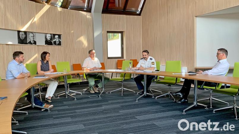 Die Bürgermeister sprechen mit Polizeichef Günther Vierl. Bild: Tobias Reitmeier/exb