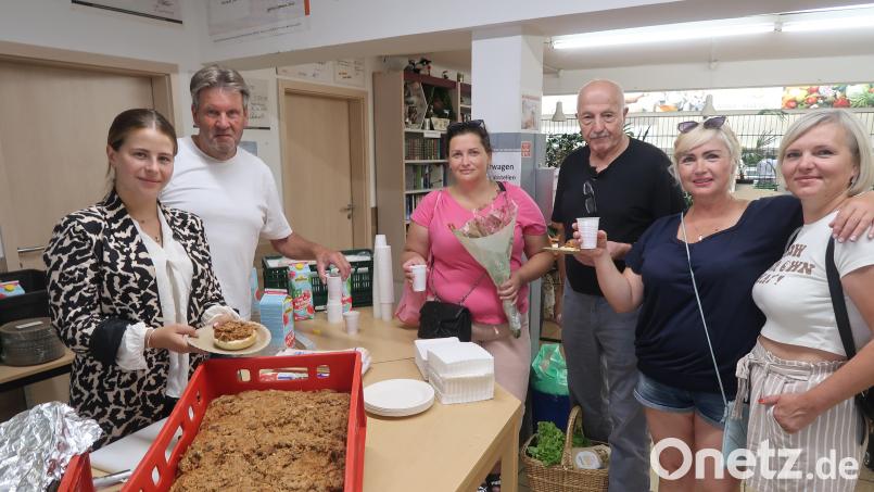 Annalena Hastaedt (links) verteilt Currywürste und Burger an Ukraine-Flüchtlinge. Bild: Kunz