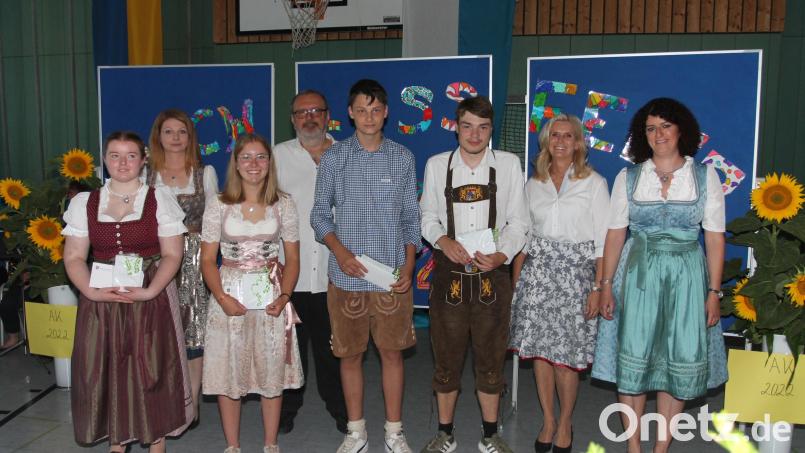 Emma Bock, Milena Wittmann, Felix Strigl und Ludwig Grötsch (vorne, von links) machen ihren Schulabschluss mit einer Eins vor dem Komma. Bild: pi