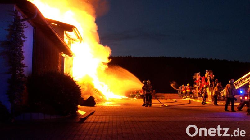Ein Bauernhof in Engelsdorf (Gemeinde Kümmersbruck) brennt am Sonntag, 17. Juli, lichterloh. Bei der Polizei gibt es jetzt erste Erkenntnisse zur Brandursache. Bild: hbe