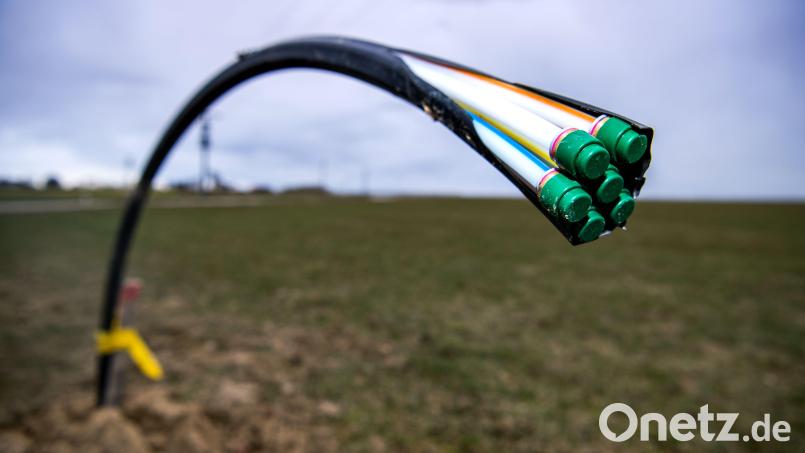 Ein Leerrohr für Glasfaser wurde auf einem Acker verlegt, aus dem es noch herausragt. In Bayern werden seit 2014 mehr als 66 000 Kilometer Glasfaser verlegt. Bild: Sina Schuldt/dpa