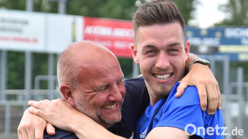 Fabian Helleder (rechts) und SpVgg-SV-Vorsitzender Michael Kurz liegen sich nach dem Bayernliga-Aufstieg in den Armen. Der Jubel ist verhallt, Helleder schließt sich kurzfristig der DJK Ammerthal an. Bild: A. Schwarzmeier