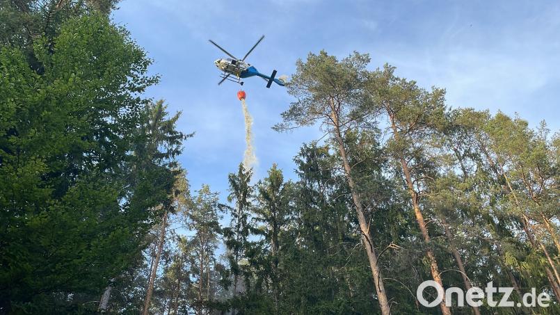 Aus der Luft musste das Feuer am Montag, 18. Juli, in Freudenberg per Hubschrauber bekämpft werden. Bild: egl