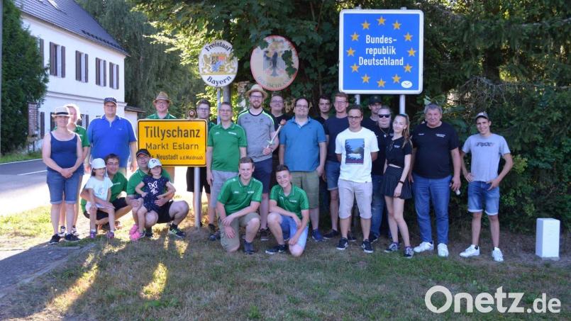 An der bayerischen-tschechischen Grenze danken Gauschützenmeister Stefan Brandmiller (stehend, Dritter von links), Gaujugendleiter Valentin Kellner mit der Guschu-Fackel und stellvertretender Gauschützenmeister und örtlicher Sportleiter Florian Frischmann (kniend, Zweiter von links) im Namen des Sportschützengrenzgaus Vohenstrauß für die Teilnahme. Bild: gz