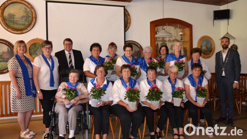 Der Katholische Frauenbund Etzgersrieth ehrt seine Gründungsmitglieder für 30 Jahre Treue mit Rosenstöcken. Dazu gratulieren Diözesan-Vorsitzende Martha Bauer, Vorsitzende Lisa Ach, Geistlicher Beirat Pfarrer Udo Klösel (von links) sowie Bürgermeister Armin Bulenda (rechts). Bild: gi