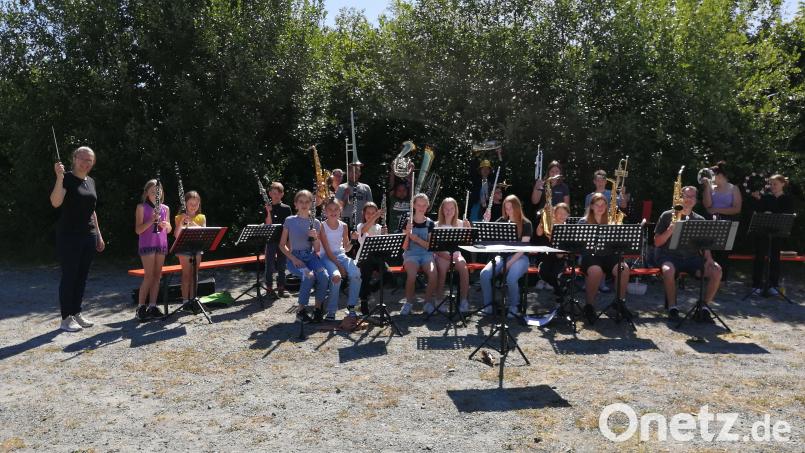 Beim gemeinsamen Zeltlager in Griesbach konnten die Nachwuchsmusiker der Großkonreuther Jugendblasmusik nicht nur ein spannendes Freizeitprogramm erleben, sondern auch einige neue Musikstücke lernen. Mit im Bild: Dirigentin Theresa Bäuml (links). Bild: exb