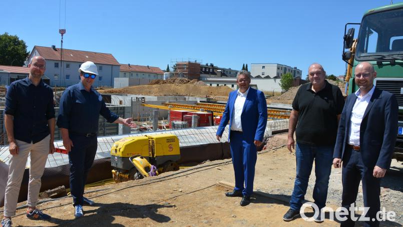 Seit einiger Zeit laufen die Bauarbeiten am künftigen Mehrgenerationenquartier „Zanklgarten“ in Mitterteich. Über den aktuellen Stand des Projekts informierten bei der offiziellen Grundsteinlegung (von links) Diplom-Ingenieur Axel Weidner, Bürgermeister Stefan Grillmeier, Oliver Ludwig, Bereichsleiter Bauen und Wohnen bei der Volksbank Raiffeisenbank Nordoberpfalz, Investor und Bauherr Werner Lanz sowie Thomas Bäuml, Firmenkundenberater für Bauträger bei der Volksbank Raiffeisenbank Nordoberpfalz. Bild: jr