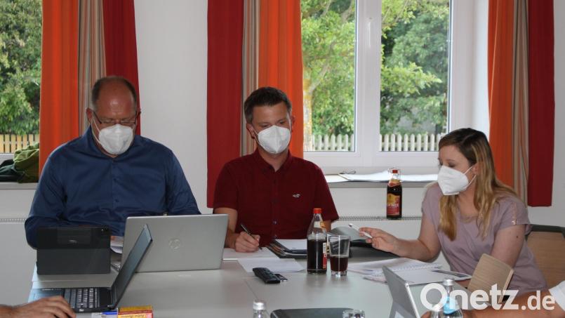 Kämmereimitarbeiterin Anka Schiedeck (rechts) und Bürgermeister Thorsten Hallmann (links) erläutern den Haushaltsplan der Gemeinde Schwarzenbach für 2022. Bild: bjp