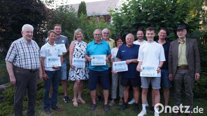Der Vorsitzende des Kuratoriums zur Sportförderung, Karlheinz Stoppa (links) , Hildegard Grieb (Siebte von links) und Dritter Bürgermeister Günter Gilch (rechts) freuen sich, dass sieben Vereine und Benno Teplitzky (Dritter von rechts) mit Geldmitteln bedacht werden konnten. Bild: wel