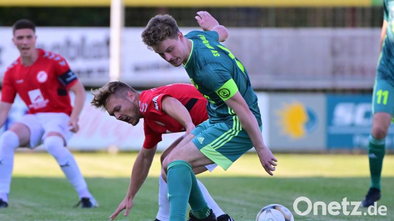 Der SV Mitterteich eilt in der Landesliga Nordost derzeit von Sieg zu Sieg. In dieser Szene behauptet sich Kapitän Sebastian Bilz (rechts) gegen Alexander Stark vom SV Seligenporten. Bild: Sportfoto Zink/Melanie Zink