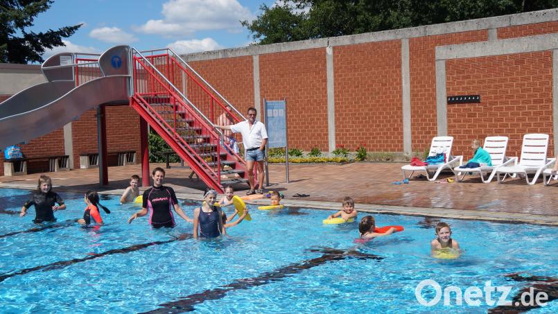 Der Vorsitzende der Wasserwacht, Bademeister Reinhard Klein, freut sich über die vielen Kinder, die in Schwimmkursen von Martina Baumer (stehend im Wasser) und Jugendlichen der Wasserwacht in die ersten Schwimmbewegungen eingeführt werden. Bild: wel