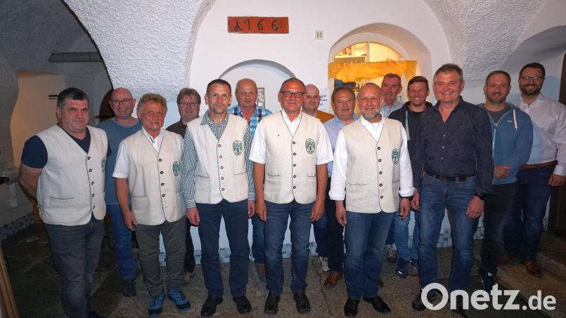 Der von Peter Hasenfürter (Siebter von links) geleitete OWV Falkenberg feiert heuer 100. Jubiläum. Unterstützung bekommt Hasenfürter stets von einem motivierten Vorstandsteam. Bild: wro