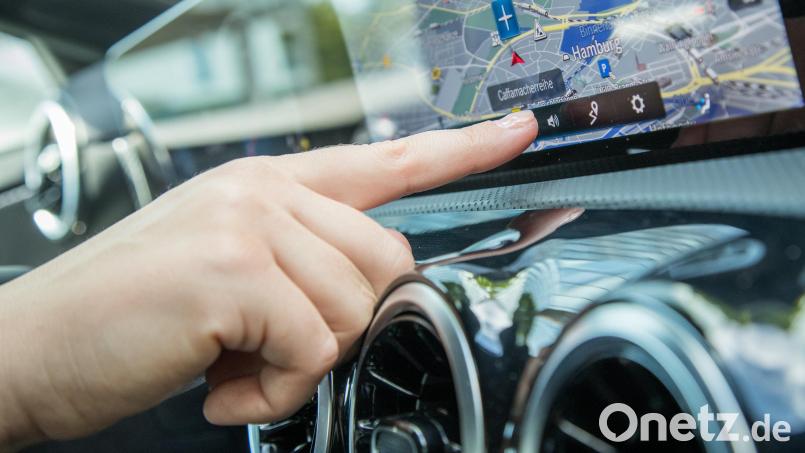 Gibt es automatische Updates oder sollte man sein Navi selbst via SD-Karte oder USB-Stick aktualisieren? Vor der großen Fahrt ist genau der richtige Zeitpunkt, um diese Frage zu klären. Bild: Christin Klose/dpa