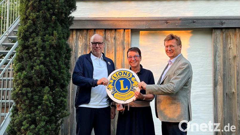 Petra Helgert erhält von Past-Präsident Udo Zrenner und 2. Vizepräsident Reinhold Witt die Lions-Club-Präsidentschaft. Bild: Stefan Kunnert/exb