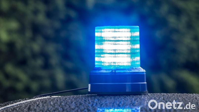 Die Polizei in Sulzbach-Rosenberg hofft auf die Mithilfe einer Hochzeitsgesellschaft für die Ermittlung eines Unfallverantwortlichen. Symbolbild: Armin Weigel/dpa