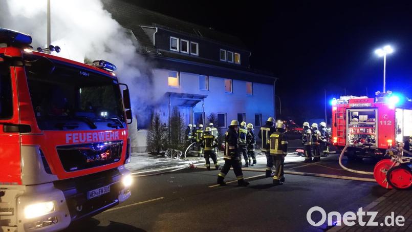 15 Personen befanden sich in diesem Mehrfamilienhaus, als das Feuer gegen 23.30 Uhr ausbrach. Archivbild: Gustl Beer
