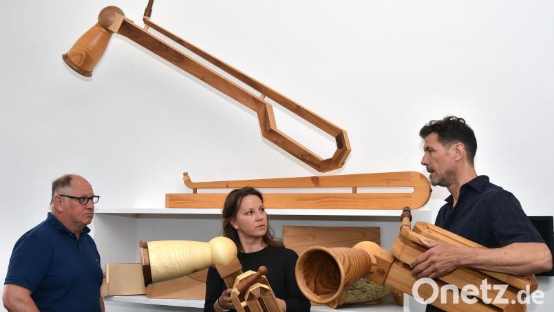 Robert Vogel (rechts), der Erfinder des Vogelhorns, übergibt die neueste Version seines Alphorns, das in einen Rucksack passt, im Luftmuseum an dessen Leiter Wilhelm Koch (links) und Geschäftsführerin Johanna Foitzik. Bild: Stephan Huber