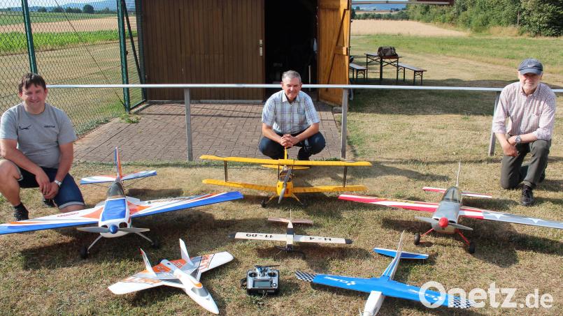 Modellflieger sind das große Hobby von Christian Leypold, Edgar Schindler und Armin Weber (von links). Bild: stg