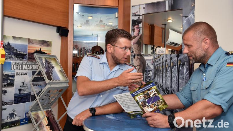 Ein Heeres- und ein Marinesoldat vom Karriereberatungsbüro der Bundeswehr in Weiden unterhalten sich in einem Infostand in Sulzbach-Rosenberg. Die Soldaten wollten Aufmerksamkeit für die Truppe als Arbeitgeber erzeugen - mit, zugegen, mäßigem Erfolg. Bild: Stephan Huber