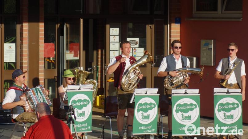 Zur Musik von &quot;Bockl-Blech&quot; gibt es unter der Leitung von Philipp Bauriedl (links) auch Gesang. Bild: fjo